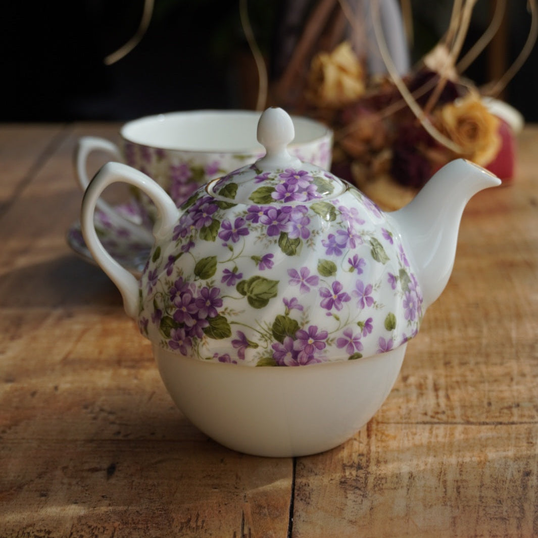 Théière solitaire "Alby" en porcelaine anglaise torsadée, fleurie et dorée Windsor