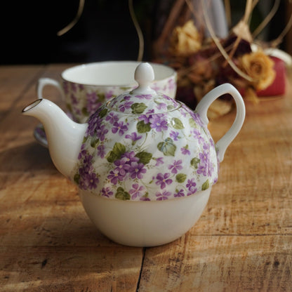 Théière solitaire "Alby" en porcelaine anglaise torsadée, fleurie et dorée Windsor