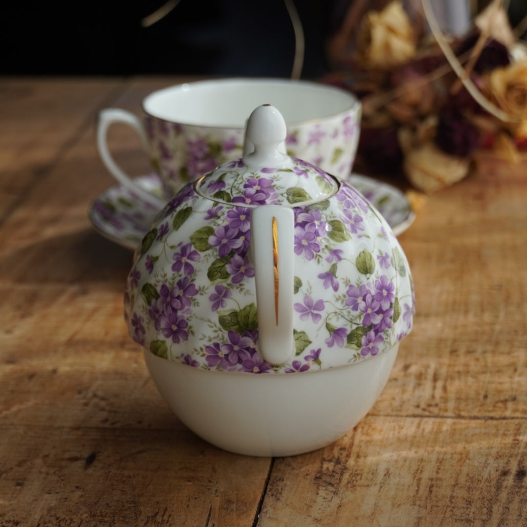 Théière solitaire "Alby" en porcelaine anglaise torsadée, fleurie et dorée Windsor