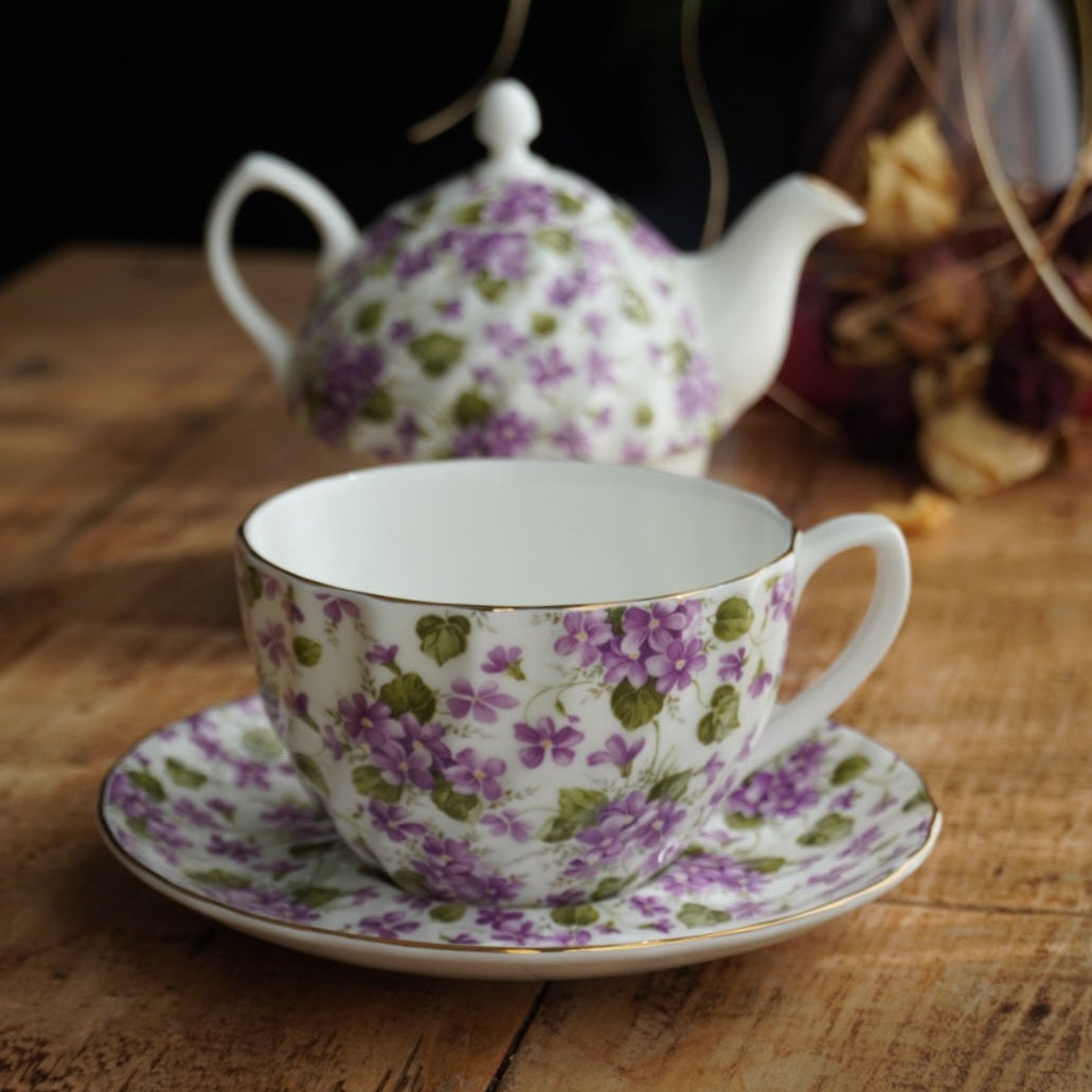 Théière solitaire "Alby" en porcelaine anglaise torsadée, fleurie et dorée Windsor