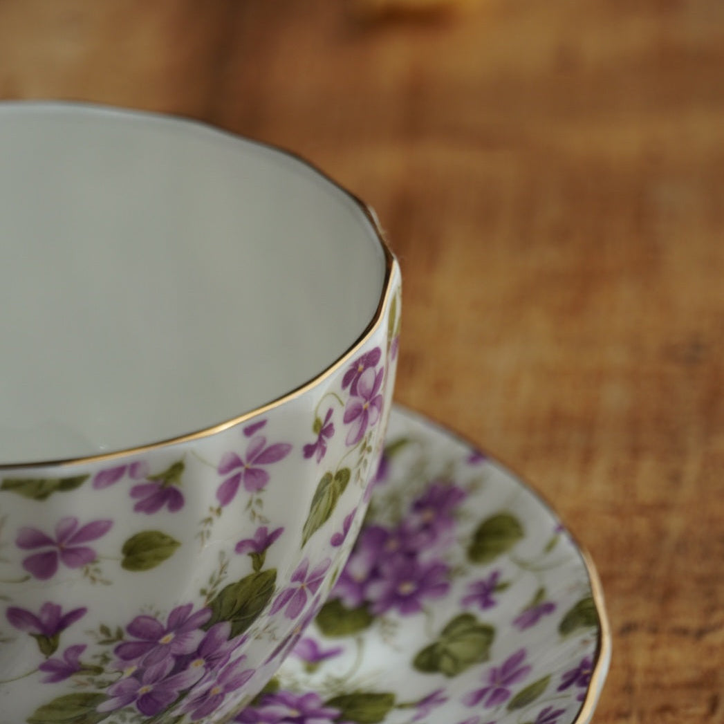 Théière solitaire "Alby" en porcelaine anglaise torsadée, fleurie et dorée Windsor