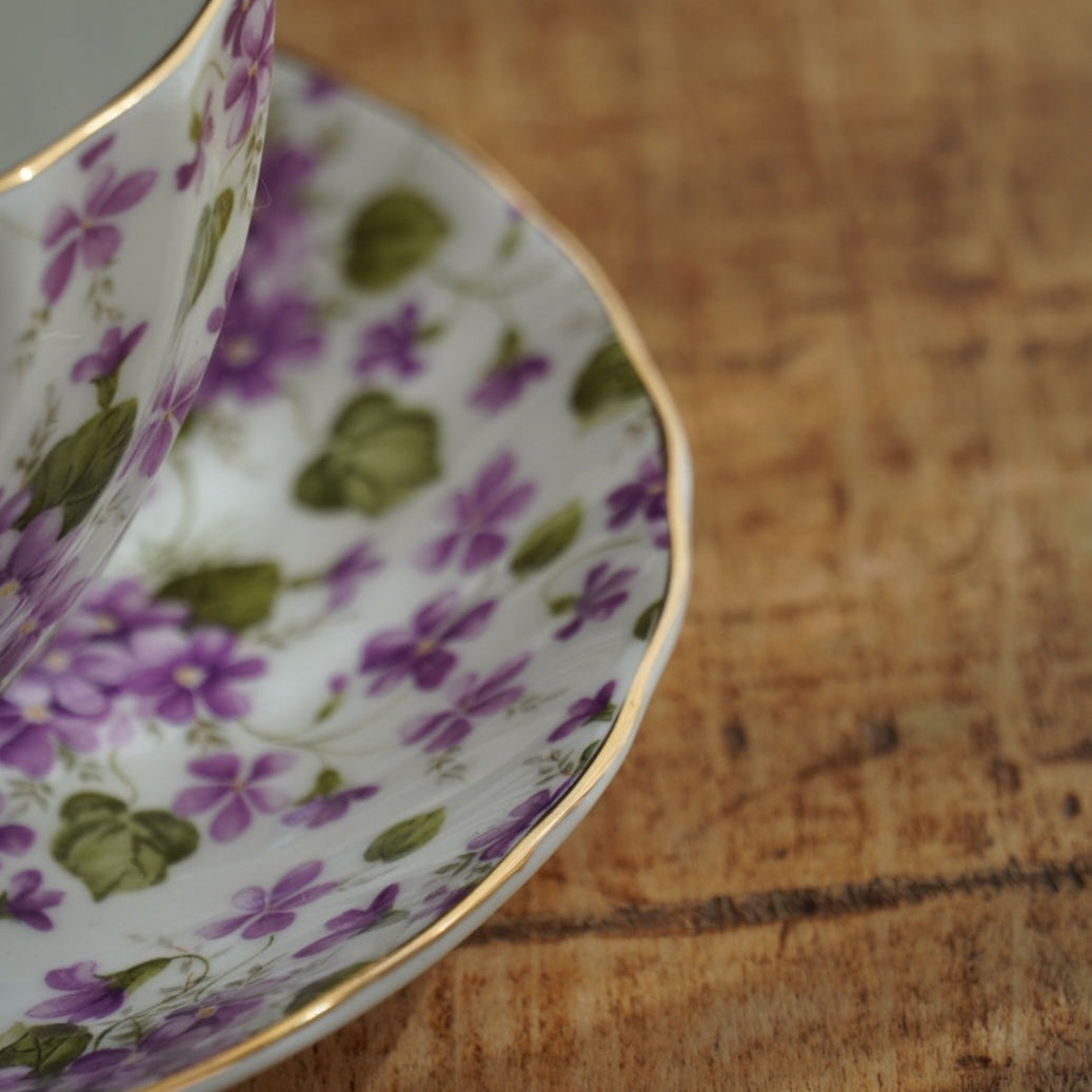 Théière solitaire "Alby" en porcelaine anglaise torsadée, fleurie et dorée Windsor