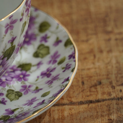Théière solitaire "Alby" en porcelaine anglaise torsadée, fleurie et dorée Windsor