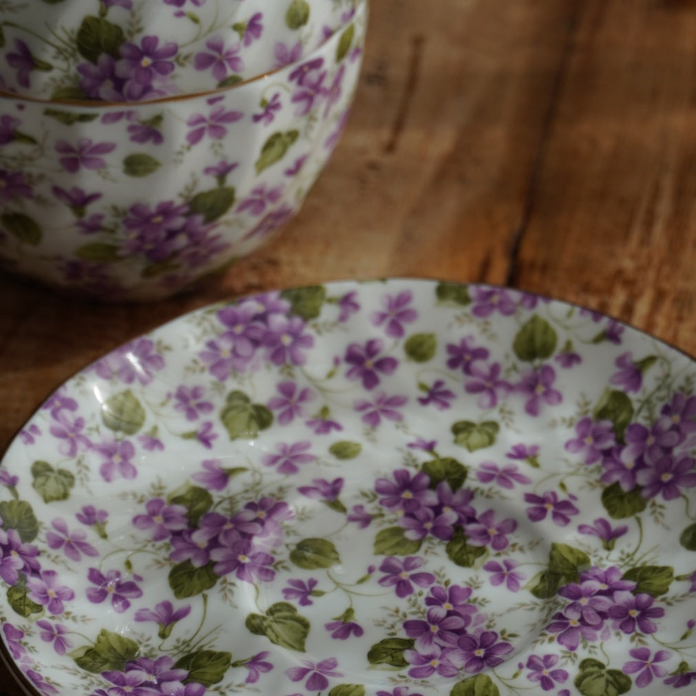 Théière solitaire "Alby" en porcelaine anglaise torsadée, fleurie et dorée Windsor
