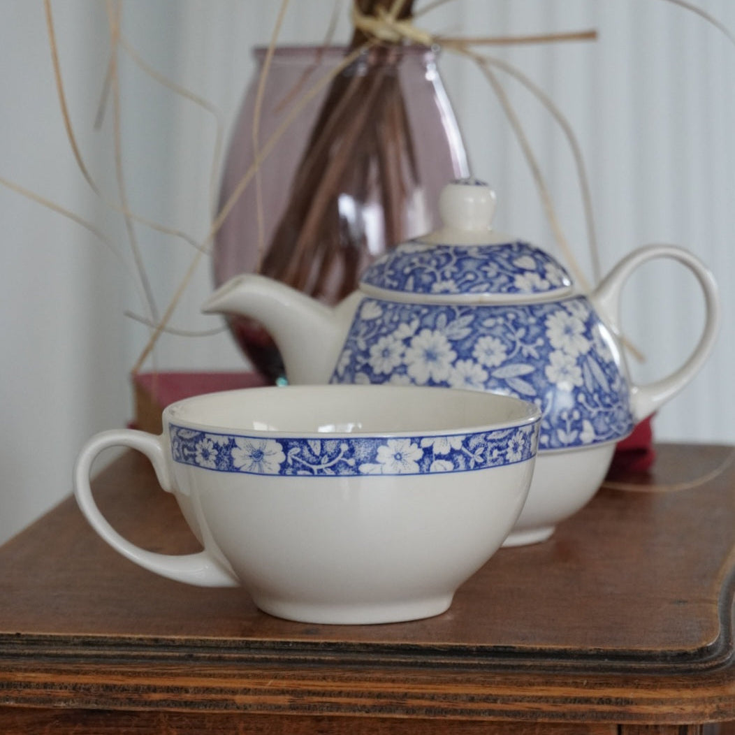 Théière solitaire "Cat" en céramique anglaise aux motifs bleutés Arthur Wood (réparée)