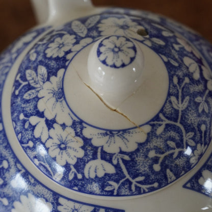 Théière solitaire "Cat" en céramique anglaise aux motifs bleutés Arthur Wood (réparée)