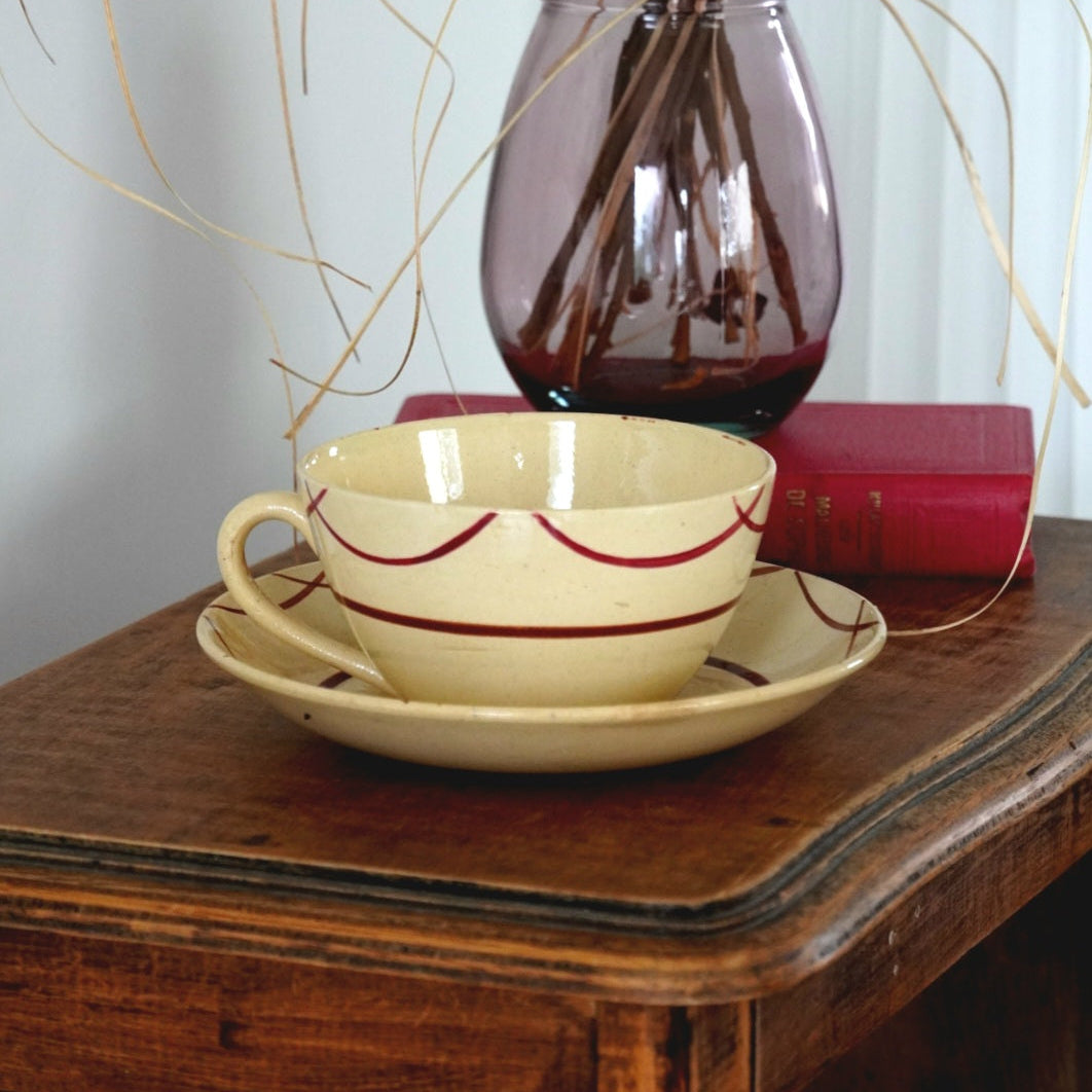 Grande tasse "Osanne" en faïence de Gien aux motifs fleuris bordeaux et orangés