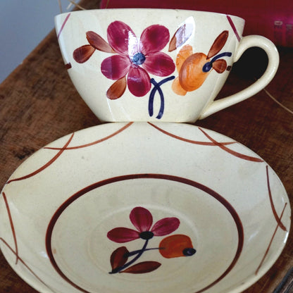 Grande tasse "Osanne" en faïence de Gien aux motifs fleuris bordeaux et orangés