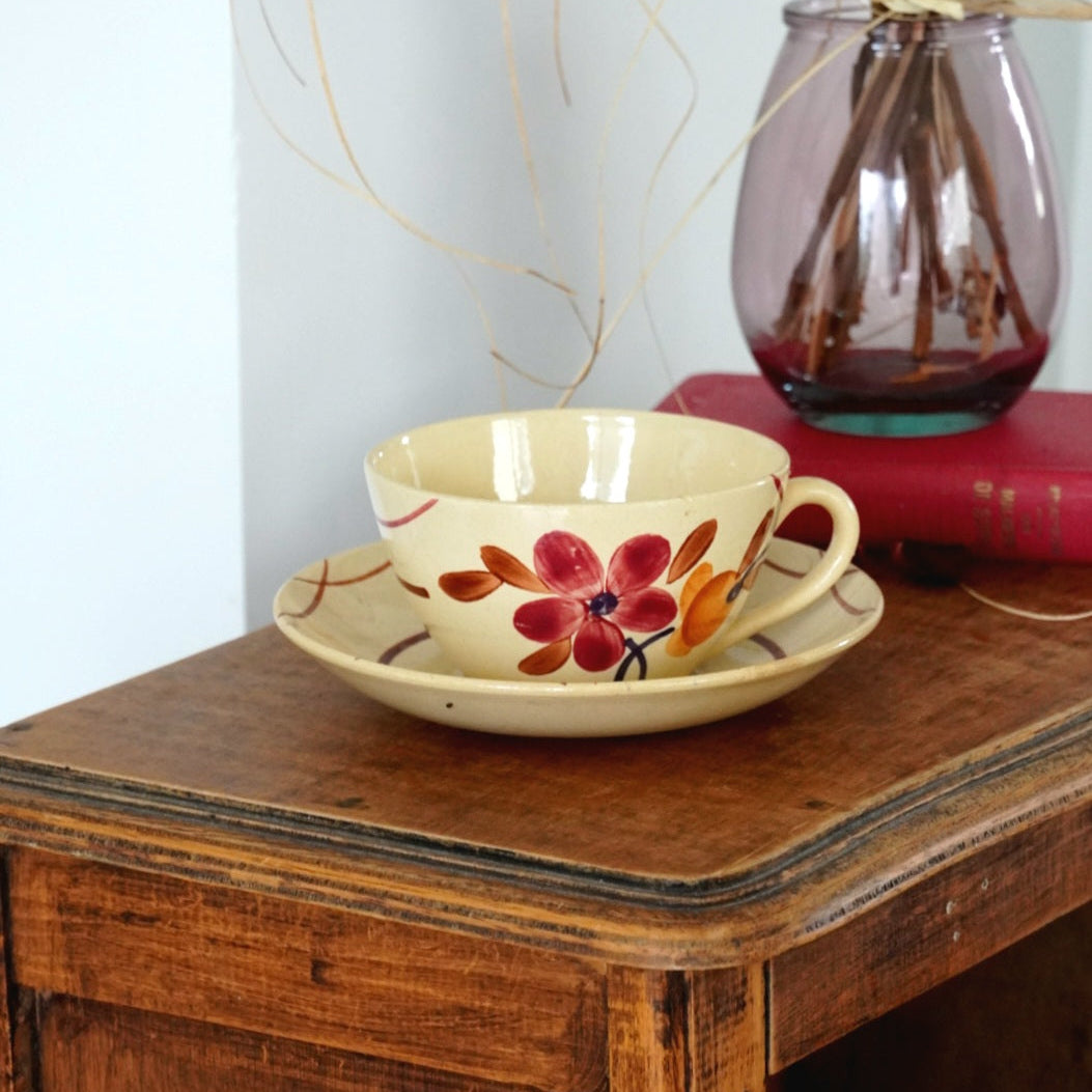Grande tasse "Osanne" en faïence de Gien aux motifs fleuris bordeaux et orangés