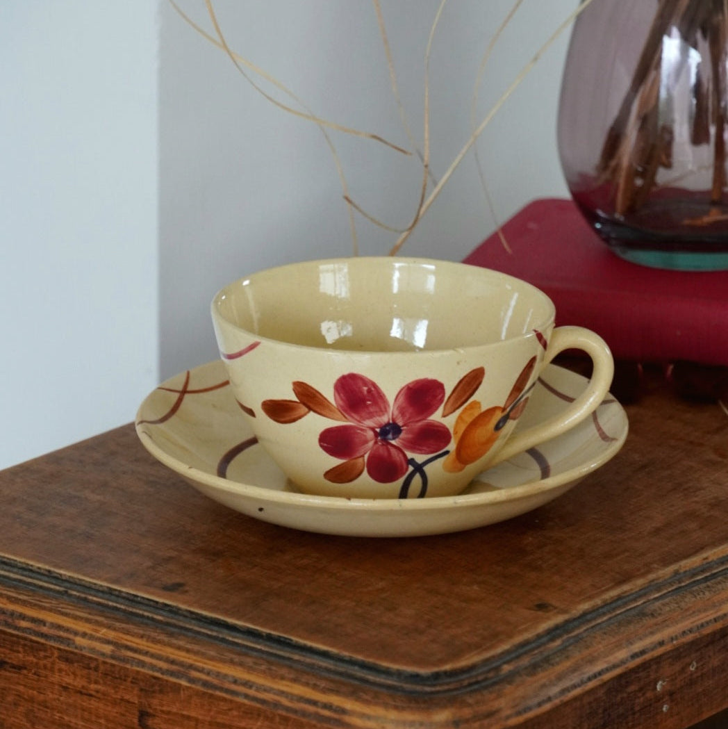 Grande tasse "Osanne" en faïence de Gien aux motifs fleuris bordeaux et orangés