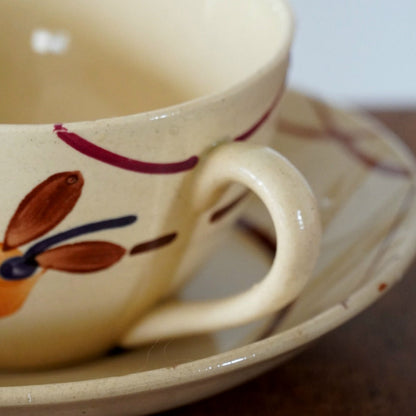 Grande tasse "Osanne" en faïence de Gien aux motifs fleuris bordeaux et orangés