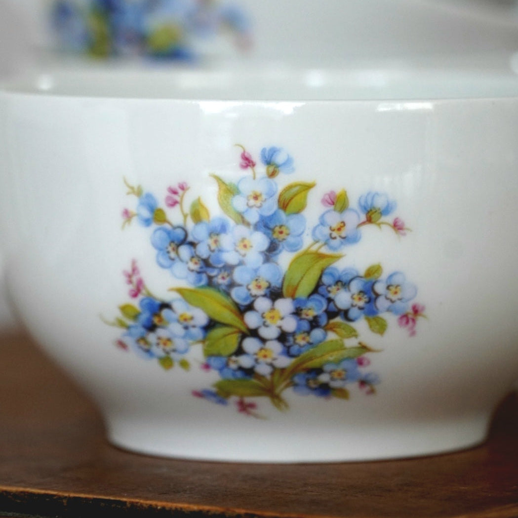 Tasses "Adelheid" en porcelaine motifs fleurs myosotis allemande Bavaria Schumann Arzberg Germany (lot de 4)