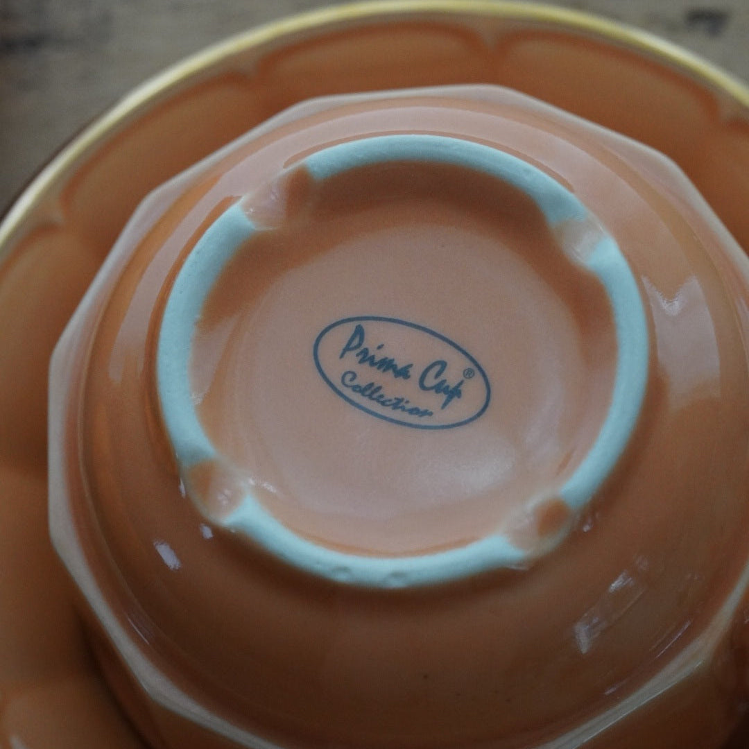 Grande tasse "Comélie" bistrot en céramique orange clair saumon et dorée Prima Cup Collection