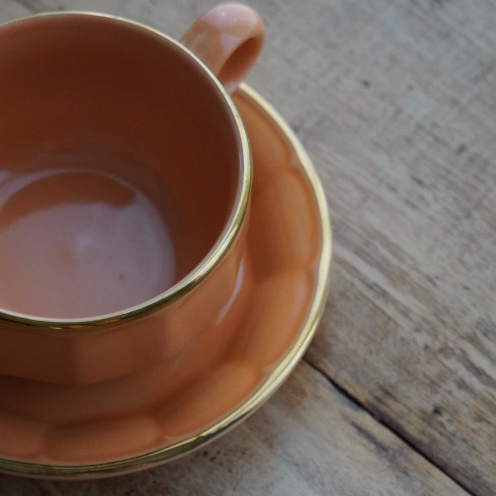 Grande tasse "Comélie" bistrot en céramique orange clair saumon et dorée Prima Cup Collection