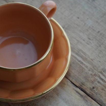 Grande tasse "Comélie" bistrot en céramique orange clair saumon et dorée Prima Cup Collection