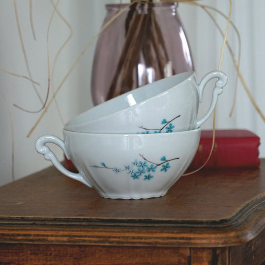 Tête-à-tête de tasses "Ildegonde" en porcelaine du Berry fleuries bleutés