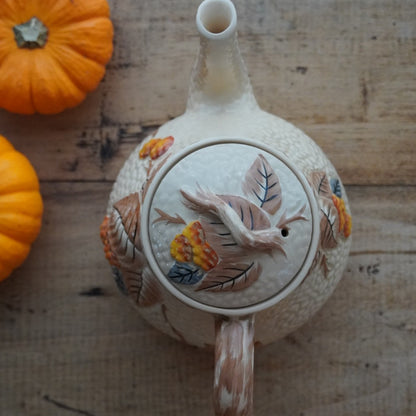 Théière "Hazel" en barbotine anglaise aux motifs d'automne en relief Wade modèle Bramble