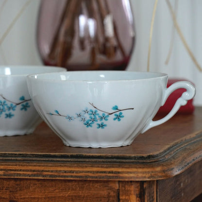 Tête-à-tête de tasses "Ildegonde" en porcelaine du Berry fleuries bleutés