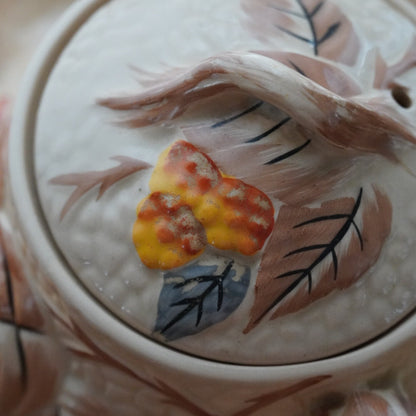Théière "Hazel" en barbotine anglaise aux motifs d'automne en relief Wade modèle Bramble