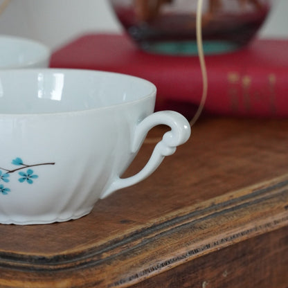 Tête-à-tête de tasses "Ildegonde" en porcelaine du Berry fleuries bleutés