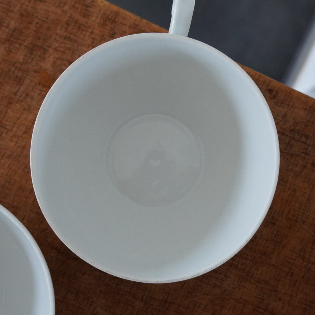 Tête-à-tête de tasses "Ildegonde" en porcelaine du Berry fleuries bleutés