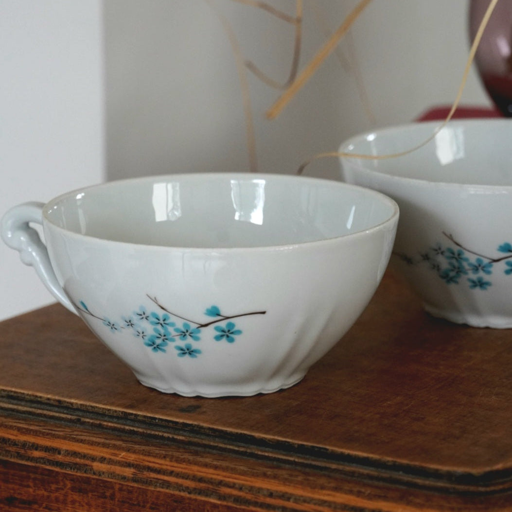 Tête-à-tête de tasses "Ildegonde" en porcelaine du Berry fleuries bleutés