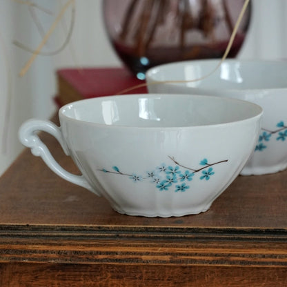 Tête-à-tête de tasses "Ildegonde" en porcelaine du Berry fleuries bleutés