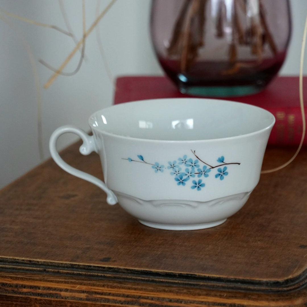 Tasse "Odet" en porcelaine allemande Schirnding Bavaria fleurie bleuté