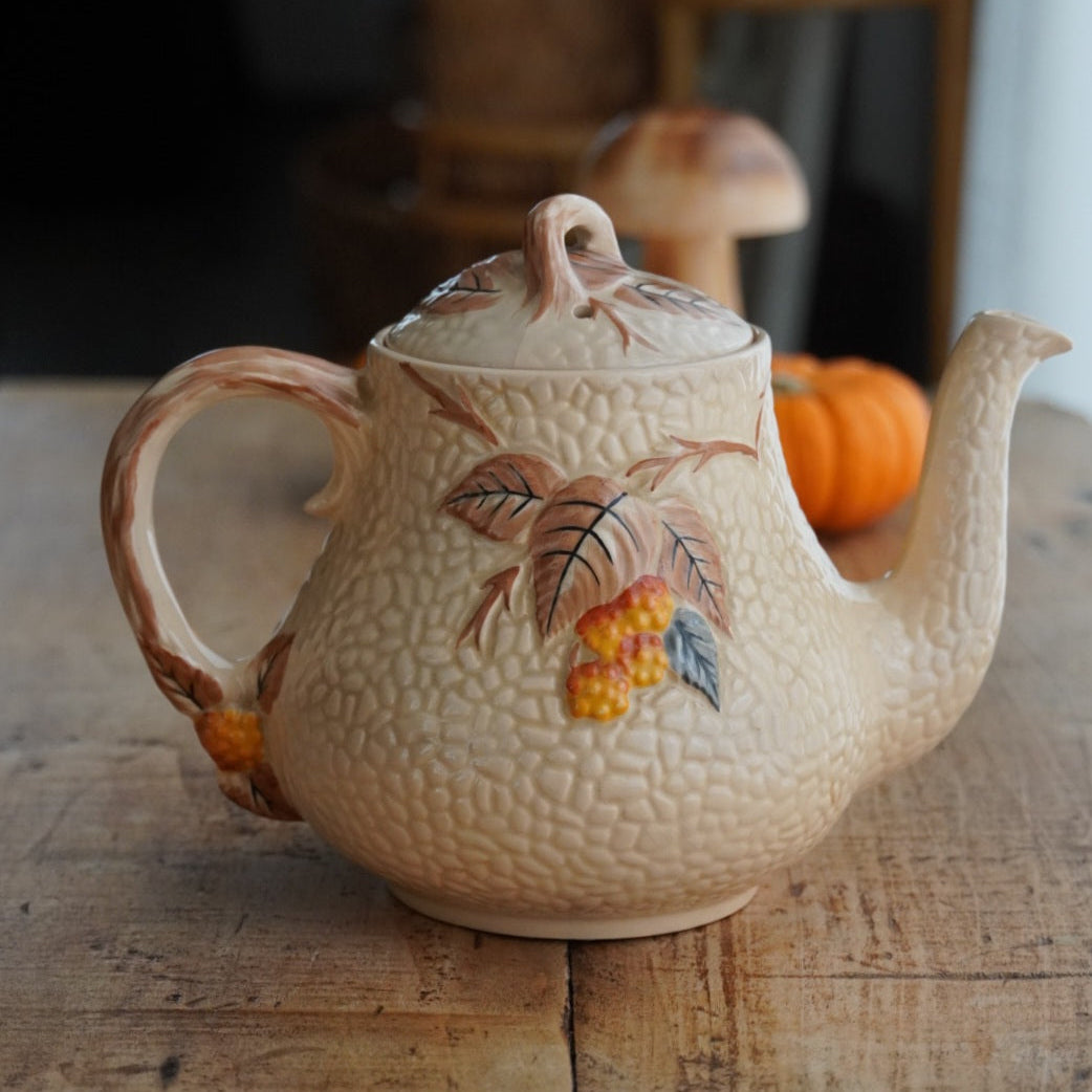 Théière "Hazel" en barbotine anglaise aux motifs d'automne en relief Wade modèle Bramble