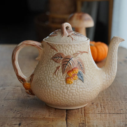 Théière "Hazel" en barbotine anglaise aux motifs d'automne en relief Wade modèle Bramble