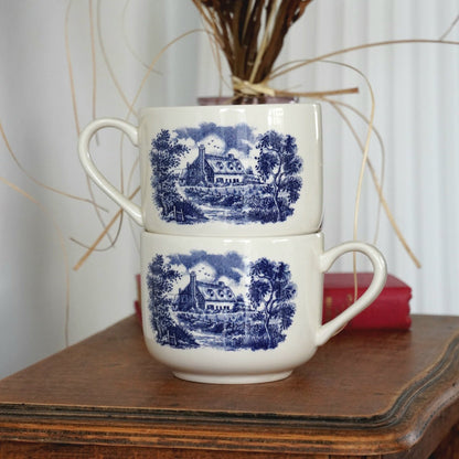 Tête-à-tête de grandes tasses "Cecil" en céramique anglaise aux paysages de la campagne anglaise bleutés