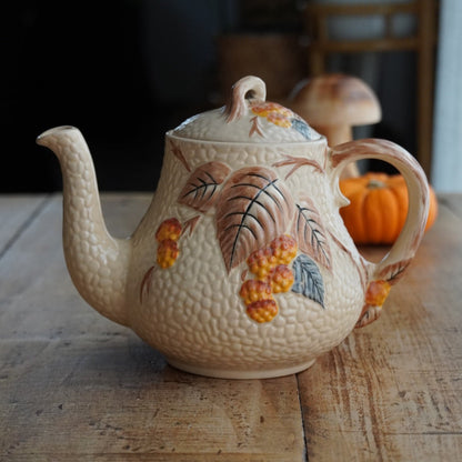 Théière "Hazel" en barbotine anglaise aux motifs d'automne en relief Wade modèle Bramble