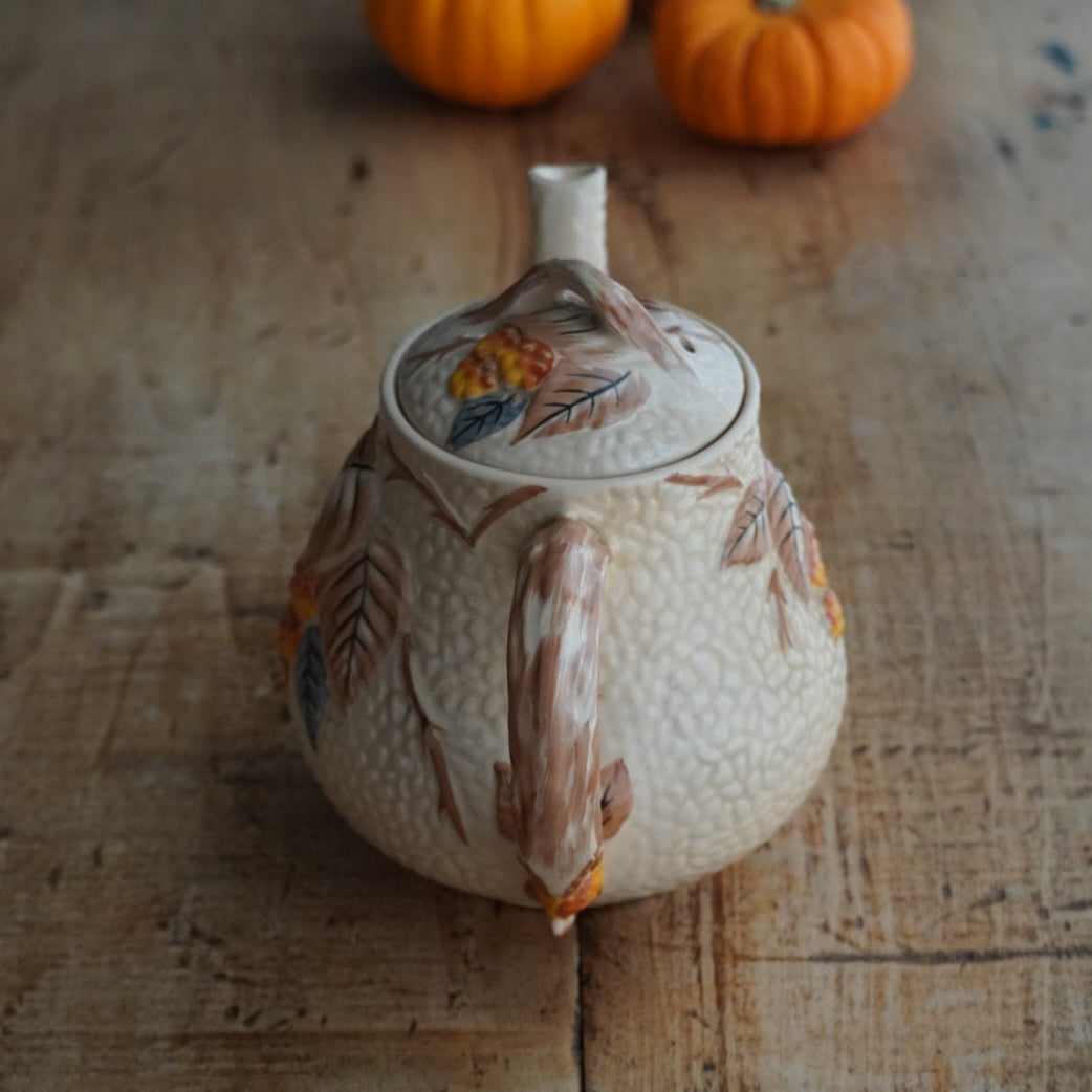 Théière "Hazel" en barbotine anglaise aux motifs d'automne en relief Wade modèle Bramble