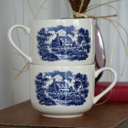 Tête-à-tête de grandes tasses "Cecil" en céramique anglaise aux paysages de la campagne anglaise bleutés