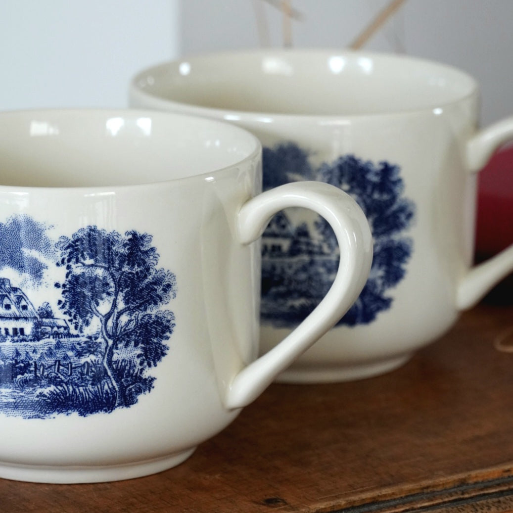 Tête-à-tête de grandes tasses "Cecil" en céramique anglaise aux paysages de la campagne anglaise bleutés