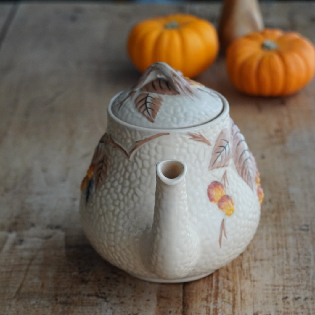 Théière "Hazel" en barbotine anglaise aux motifs d'automne en relief Wade modèle Bramble