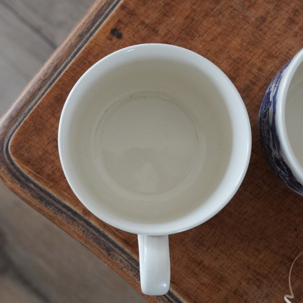 Tête-à-tête de grandes tasses "Cecil" en céramique anglaise aux paysages de la campagne anglaise bleutés