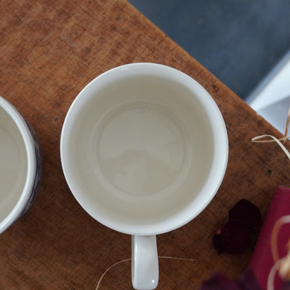 Tête-à-tête de grandes tasses "Cecil" en céramique anglaise aux paysages de la campagne anglaise bleutés