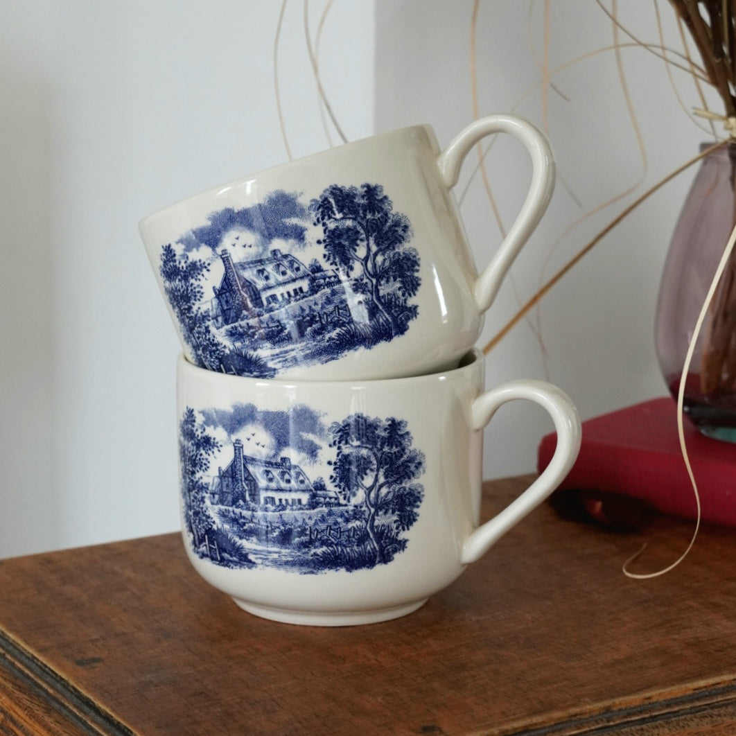 Tête-à-tête de grandes tasses "Cecil" en céramique anglaise aux paysages de la campagne anglaise bleutés