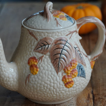 Théière "Hazel" en barbotine anglaise aux motifs d'automne en relief Wade modèle Bramble