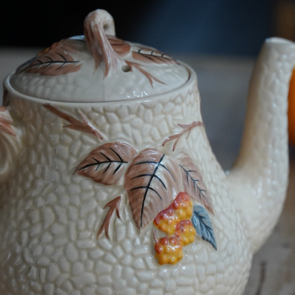 Théière "Hazel" en barbotine anglaise aux motifs d'automne en relief Wade modèle Bramble