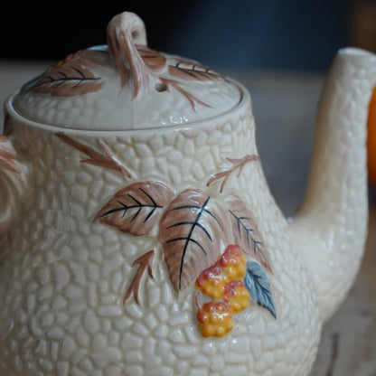 Théière "Hazel" en barbotine anglaise aux motifs d'automne en relief Wade modèle Bramble
