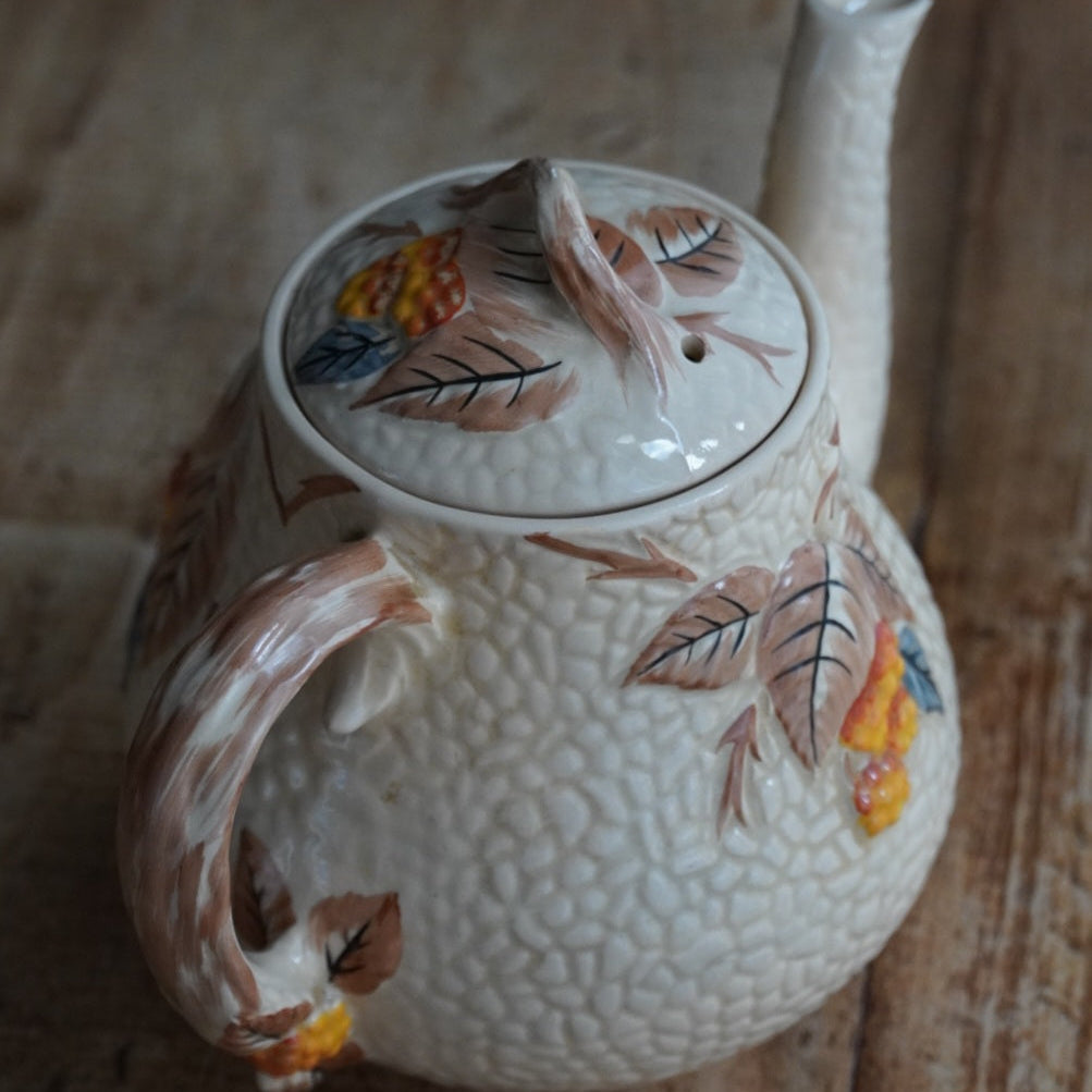 Théière "Hazel" en barbotine anglaise aux motifs d'automne en relief Wade modèle Bramble