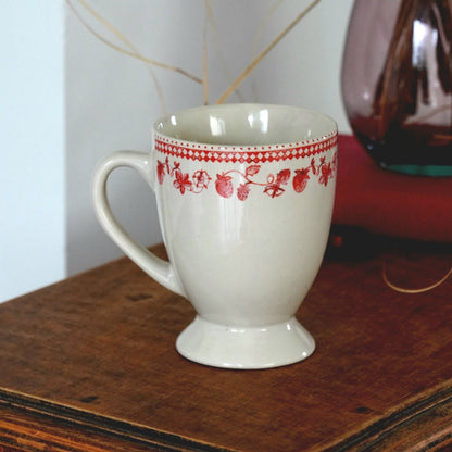 Mug "Lélie" en céramique aux motifs de fraises et damiers rouges
