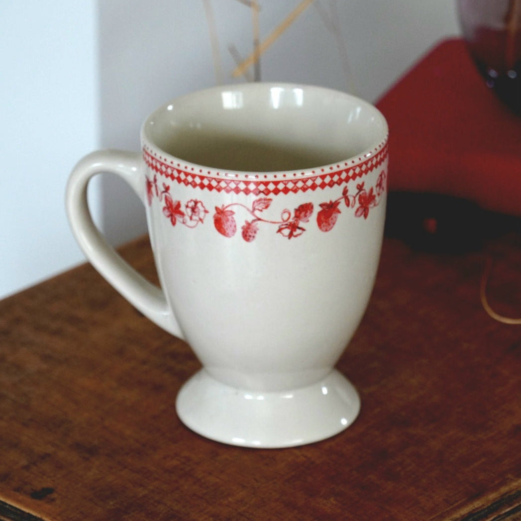 Mug "Lélie" en céramique aux motifs de fraises et damiers rouges