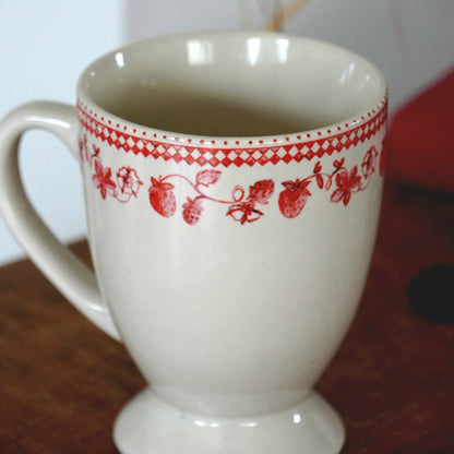Mug "Lélie" en céramique aux motifs de fraises et damiers rouges