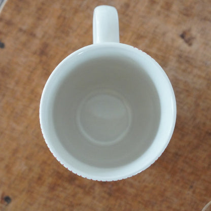 Mug "Lélie" en céramique aux motifs de fraises et damiers rouges