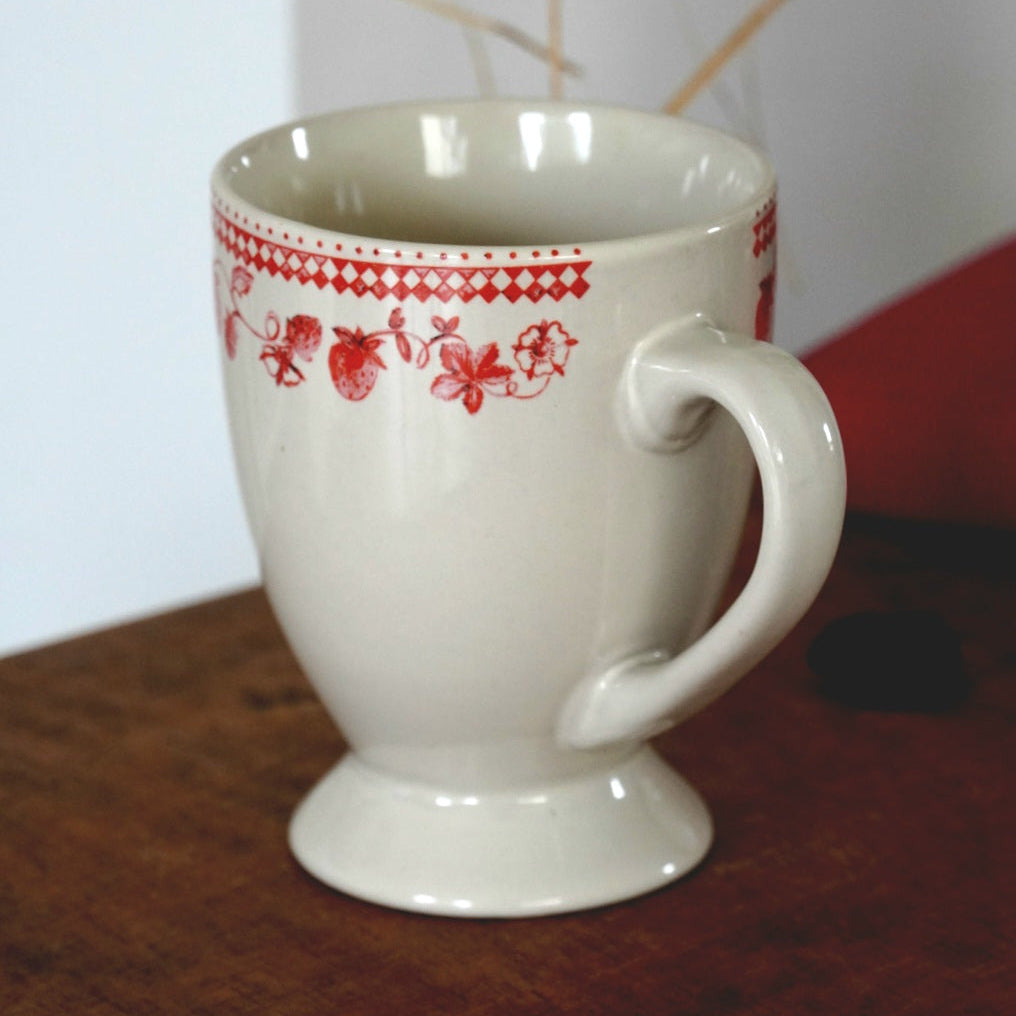 Mug "Lélie" en céramique aux motifs de fraises et damiers rouges