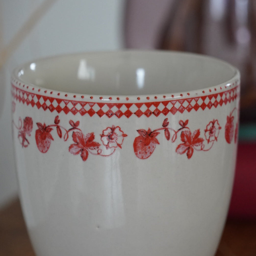 Mug "Lélie" en céramique aux motifs de fraises et damiers rouges