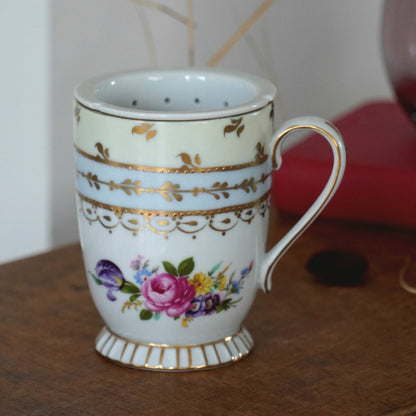 Tasse "Nydia" avec son filtre en porcelaine néerlandaise Meander BV fleurie et dorée